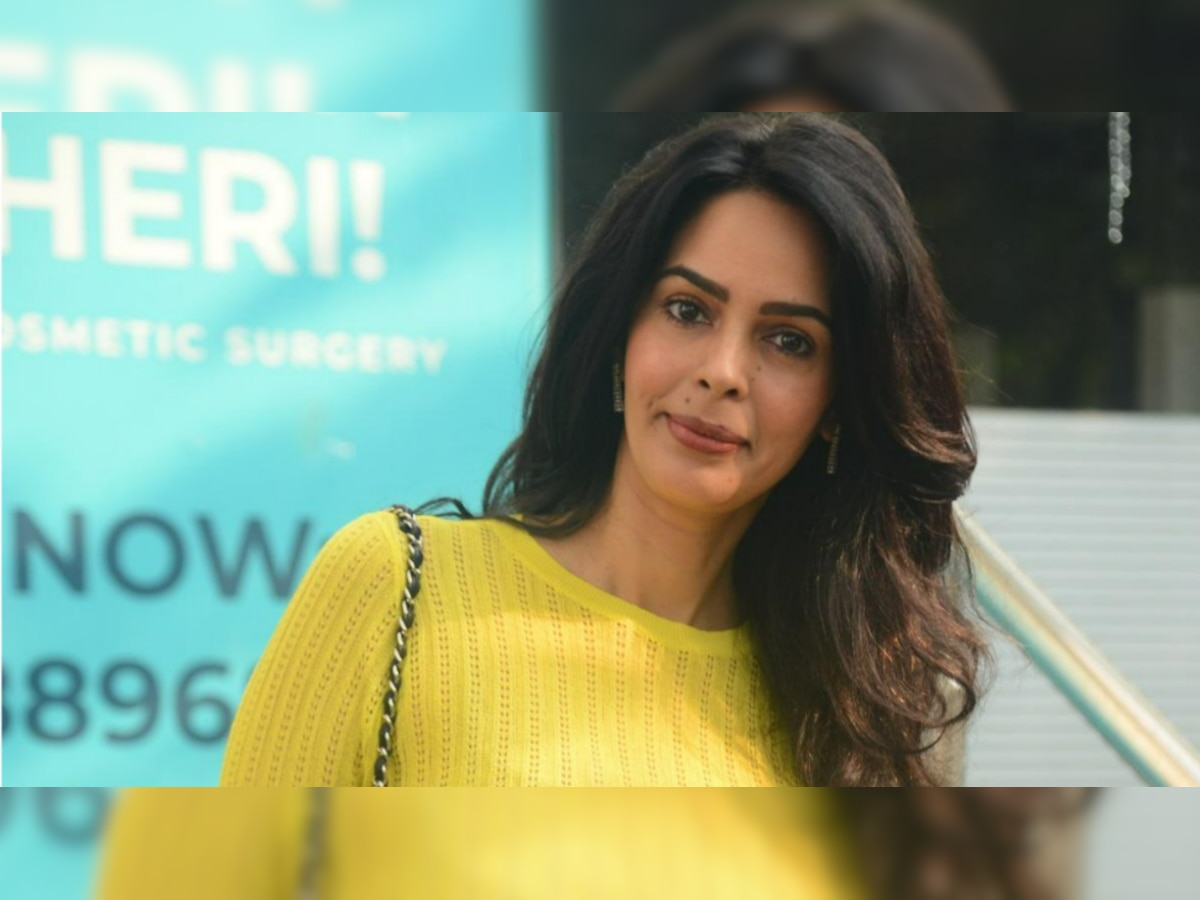 Mallika Sherawat Photos: साड़ी में लिपटी मल्लिका शेरावत ने दिखाया खूबसूरत अंदाज, देखें तस्वीरें 