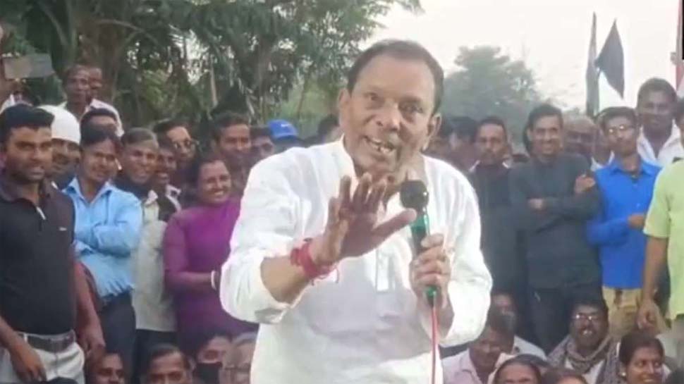 TMC नेता ने राष्ट्रपति का उड़ाया मजाक; आलोचना पर कहा, BJP वाले भी मेरी शक्ल का उड़ाते हैं मजाक TMC नेता ने राष्ट्रपति का उड़ाया मजाक; आलोचना पर कहा, BJP वाले भी मेरी शक्ल का उड़ाते हैं मजाक