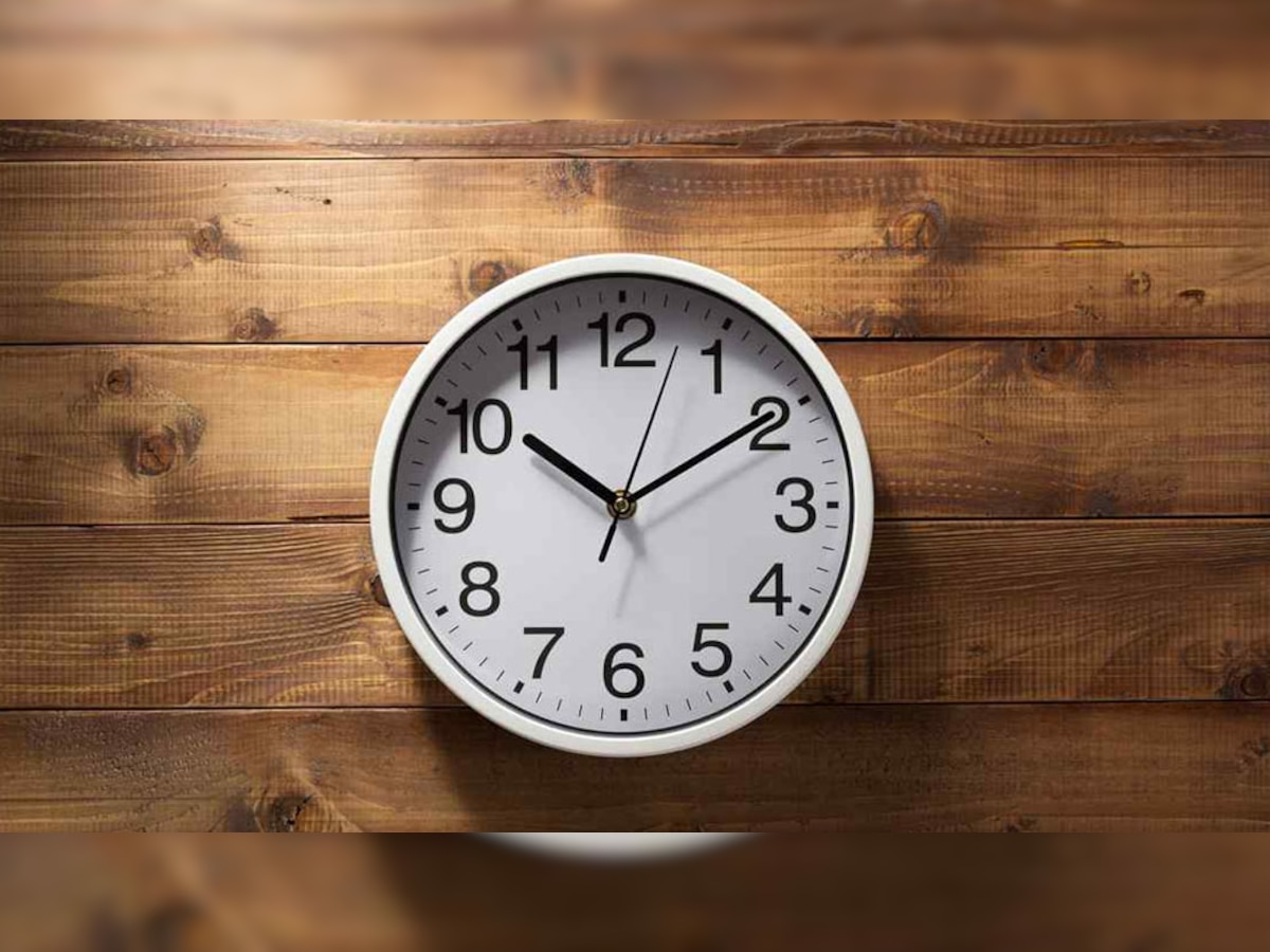 Vastu Tips For Wall Clock: घर में इस दिशा में लगा लें दीवार घड़ी, किस्मत चमकने में नहीं लगेगी देर; बनने लगेंगे बिगड़े काम