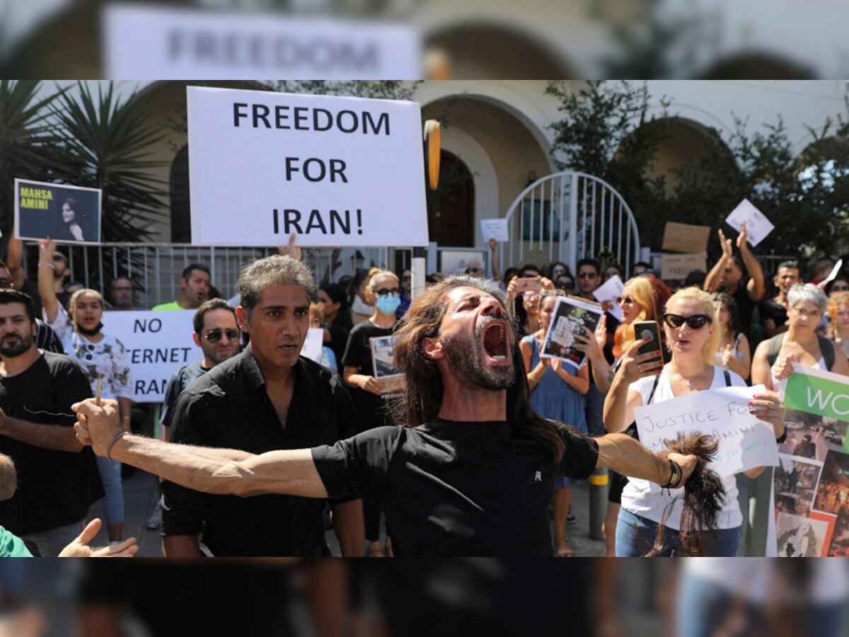 अमेरिका ने लगाई पाबंदी, हजारों ईरानियों ने इस बीमारी से गंवाई जान: रिपोर्ट