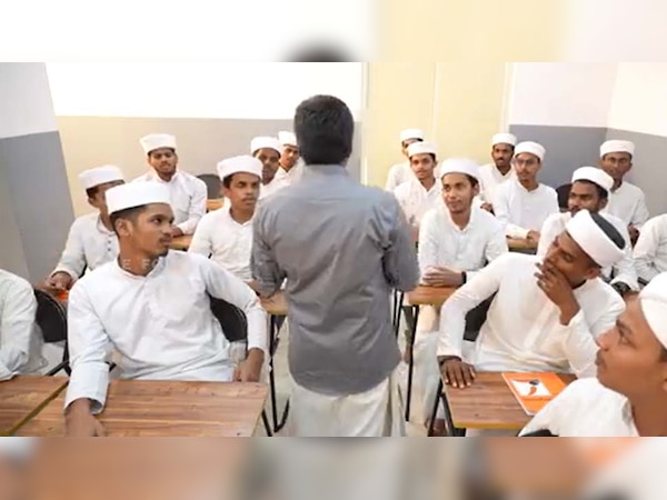 एक शरिया कॉलेज में गूंजता है भगवद गीता और रामायण का श्लोक; तिलकधारी प्रोफेसर देते हैं ज्ञान  