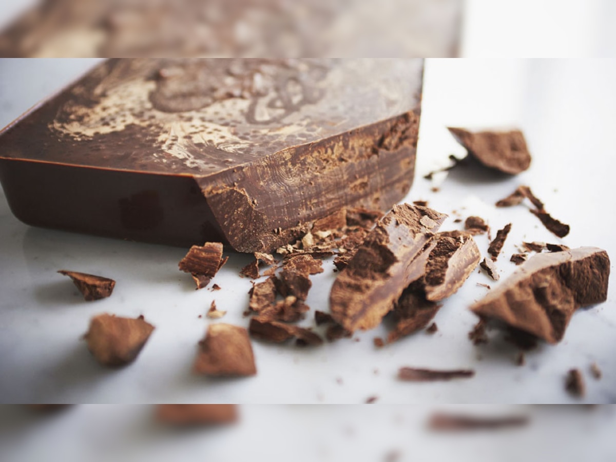 Chocolate: क्या धब्बेदार सफेद हो चुकी चॉकलेट को खाना सेहत के लिए ठीक रहता है? जान लें क्या कहते हैं एक्सपर्ट