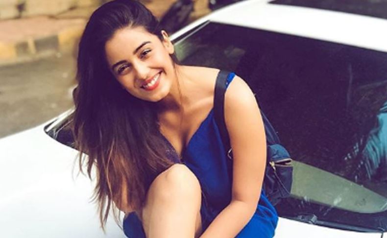 Srishty Rode looks bold in pink deepneck gown fans goes crazy | सृष्टि ...