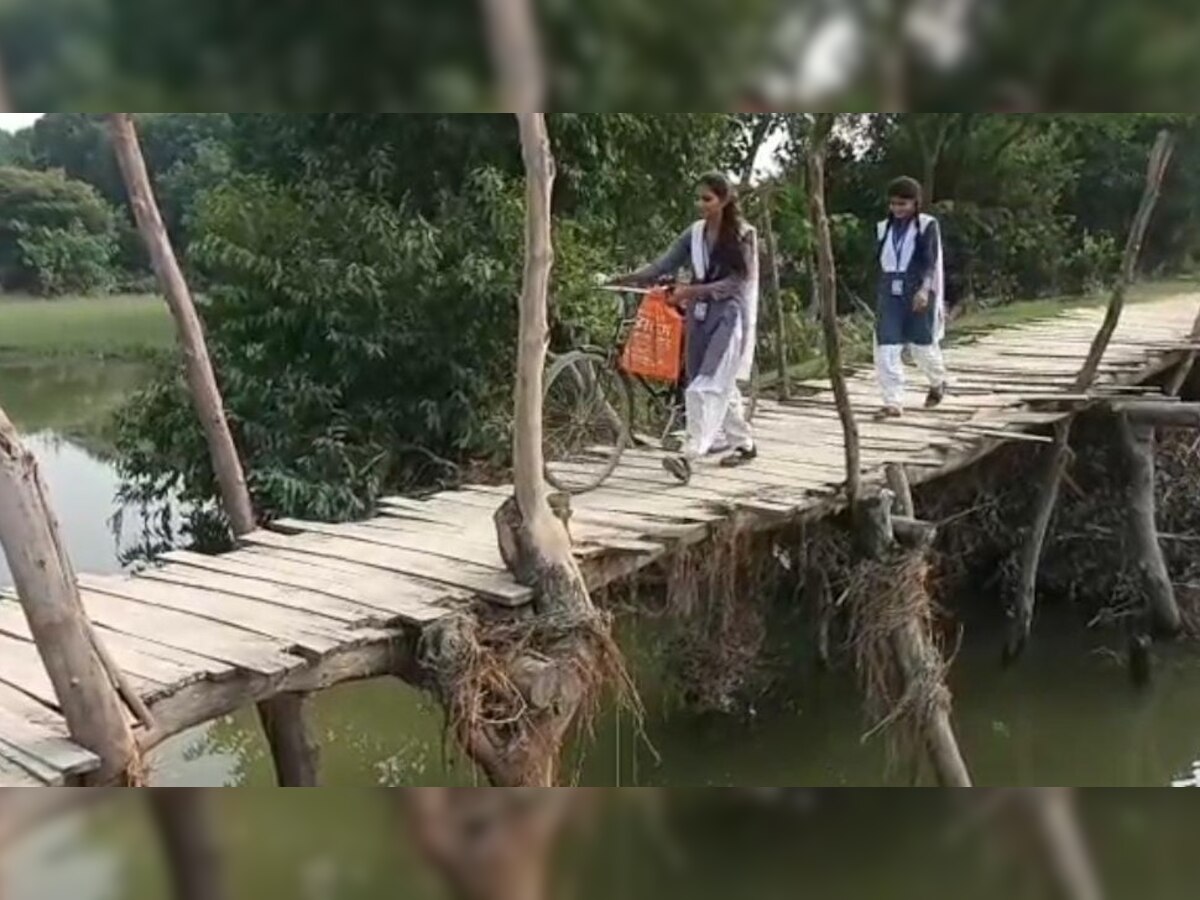 Barabanki News: जान जोखिम में डालकर लकड़ी के पुल से गुजरने को मजबूर ग्रामीण, कभी भी हो सकता है बड़ा हादसा 
