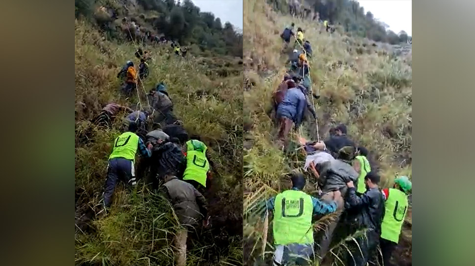 जम्मू-कश्मीर के डोडा में गड्ढे में गिरी गाड़ी, तीन सरकारी अफसरों की मौत जम्मू-कश्मीर के डोडा में गड्ढे में गिरी गाड़ी, तीन सरकारी अफसरों की मौत