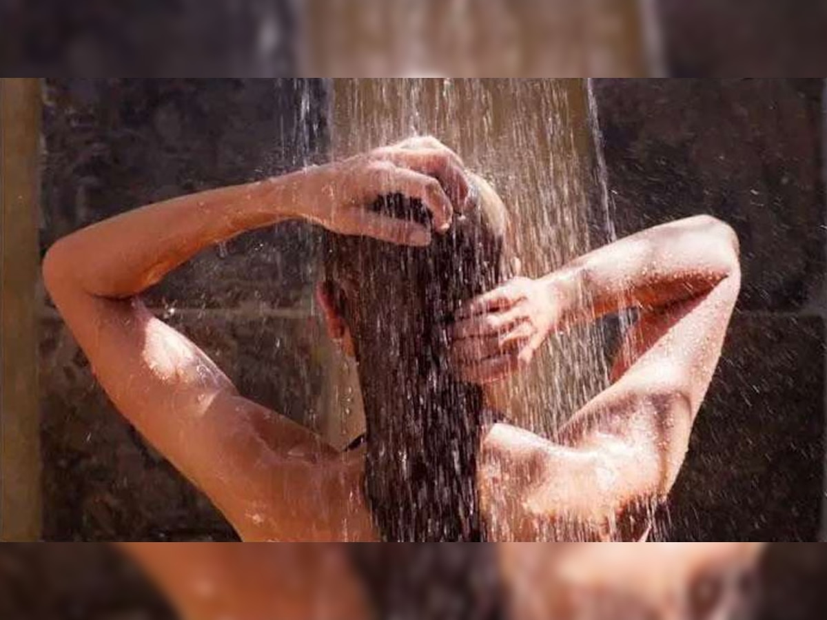 Bath Tips: कहीं आप स्किन कैंसर को तो नहीं दे रहे निमंत्रण? आज ही बदल लें अपनी नहाने से जुड़ी ये आदतें