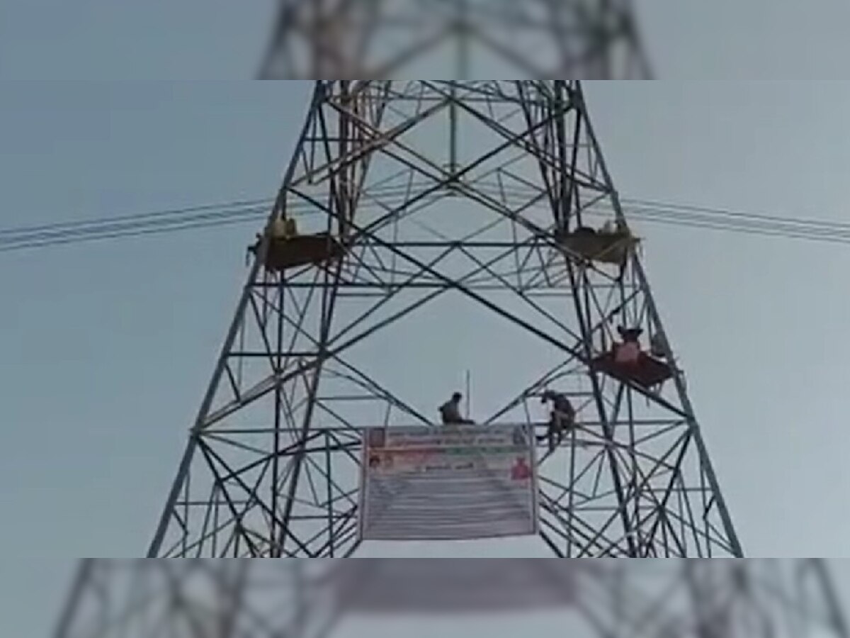 Satna Farmers Climbed in High Tension Tower