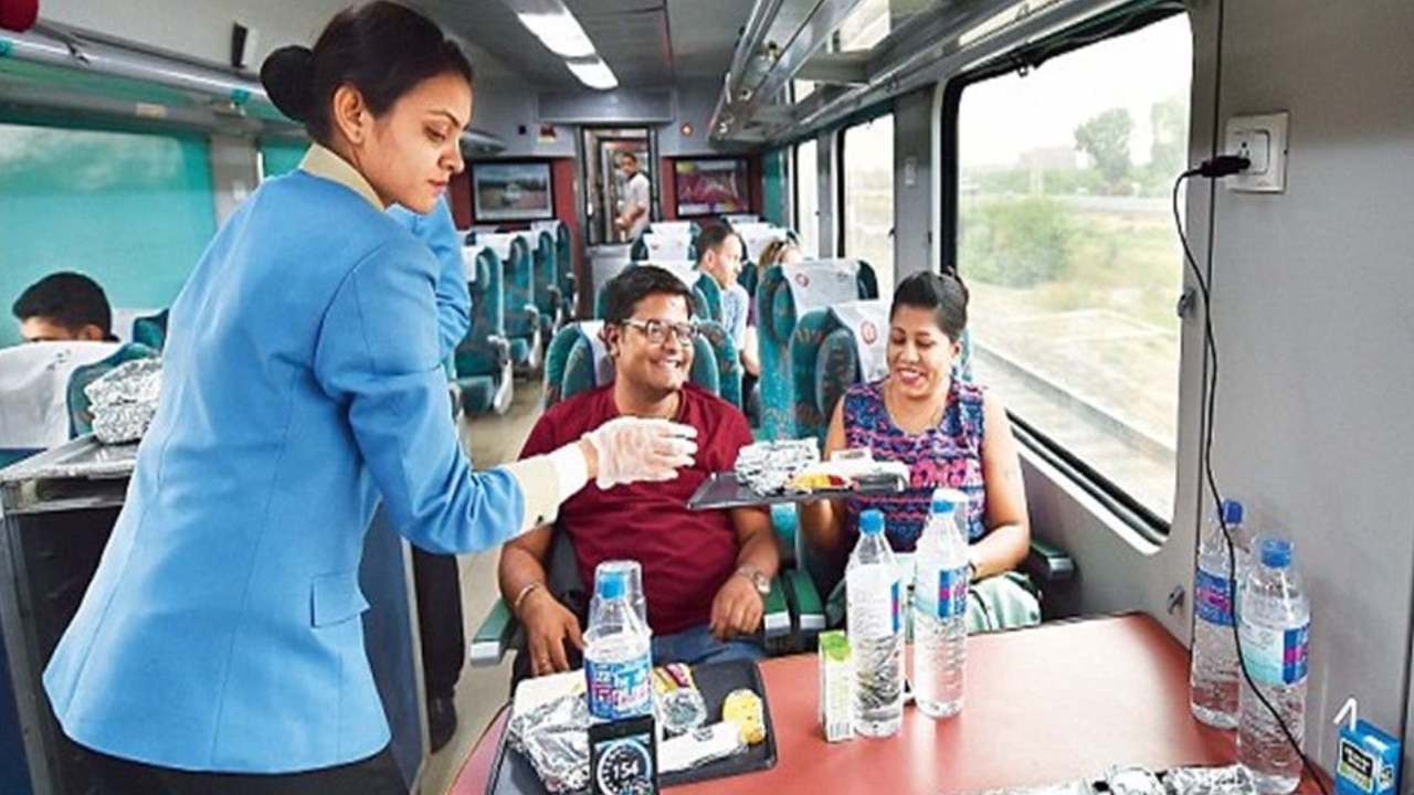 Indian Railways: ट्रेन में अब परोसा जाएगा स्पेशल फूड, IRCTC को मिली मेन्यू बदलने की अनुमति