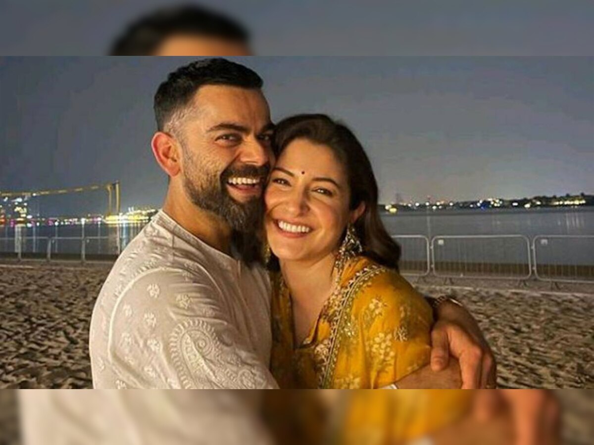 Virat Anushka: अनुष्का के नाम की शर्ट पहन एयरपोर्ट पहुंचे विराट कोहली, पत्नी के साथ दिए रोमांटिक पोज