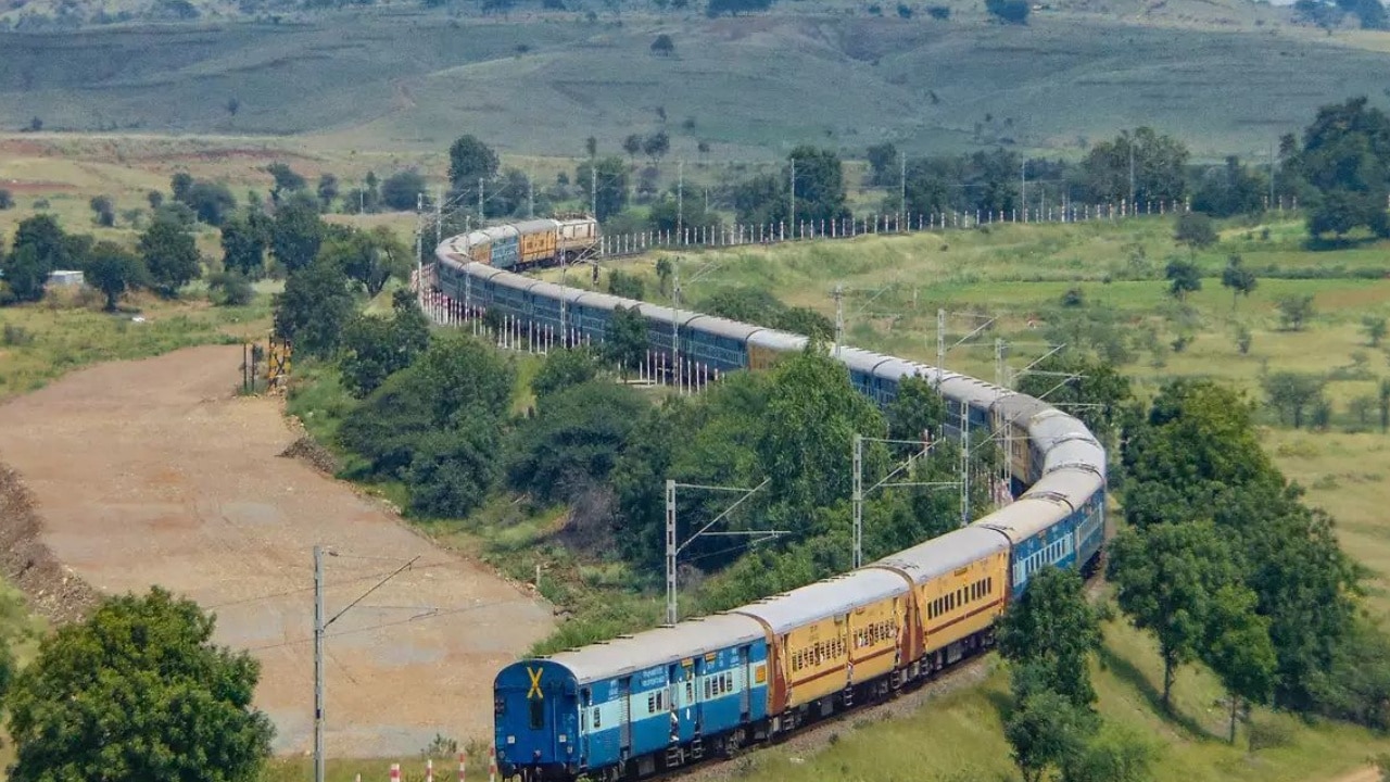 Indian Railway: वंदे भारत एक्सप्रेस के लिए 25 ट्रेनों का समय बदला, यहां चेक करें डिटेल