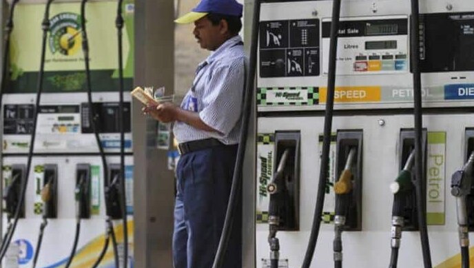 Petrol Price: दिल्ली, नोएडा, गुरुग्राम और लखनऊ में आज इस रेट में बिक रहा पेट्रोल, चेक करें क्या है ताजा भाव