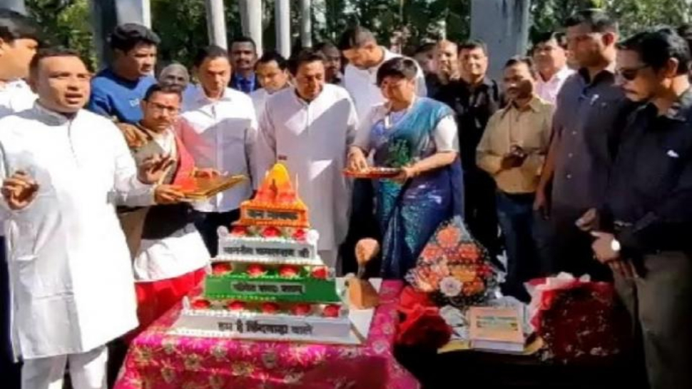 कमलनाथ ने जन्मदिन पर काट दिया 'विवादित केक', भड़क उठा हिंदू समाज, देखिए VIDEO कमलनाथ ने जन्मदिन पर काट दिया 'विवादित केक', भड़क उठा हिंदू समाज, देखिए VIDEO