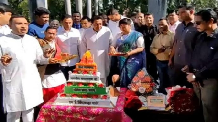 कमलनाथ ने जन्मदिन पर काट दिया 'विवादित केक', भड़क उठा हिंदू समाज, देखिए VIDEO