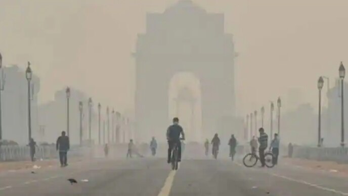 Delhi AQI Weather: गंभीर से खराब श्रेणी में पहुंची दिल्ली की हवा, जानें आज कितना रहा न्यूनतम तापमान