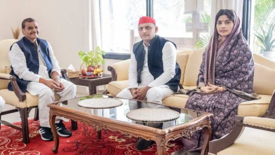 डिंपल के साथ अखिलेश यादव ने शिवपाल से की मुलाक़ात; कहा- 'घर के बड़ों का मिला साथ'
