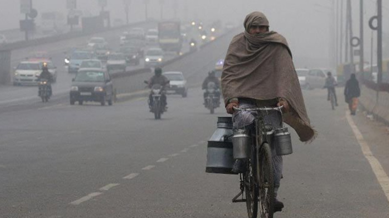 Delhi Weather: कड़ाके की ठंड की आहट, दर्ज हुआ सीजन का सबसे कम तापमान