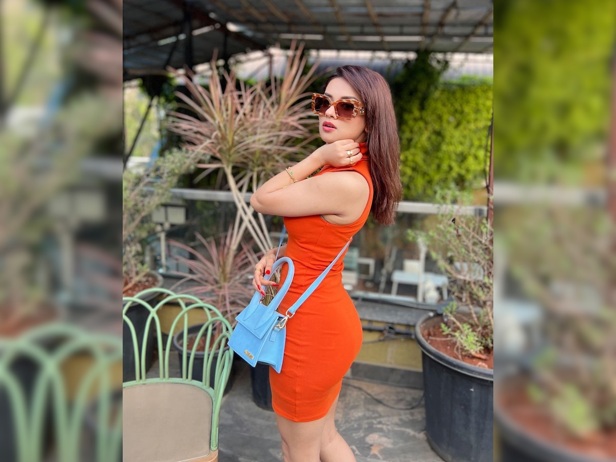 Avneet Kaur Turns Bold Wear Tight Orange Color Dress Flaunts Toned Body With Sexy Figure Bold
