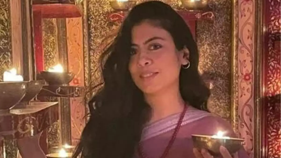 Bold Video: 'आश्रम' में सीधी-साधी दिखने वाली कविता ने पार की हद, कार के अंदर बैठकर करवा लिया इतना बोल्ड फोटोशूट Bold Video: 'आश्रम' में सीधी-साधी दिखने वाली कविता ने पार की हद, कार के अंदर बैठकर करवा लिया इतना बोल्ड फोटोशूट