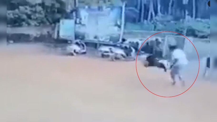 Video: मदरसे के बाहर खड़ी छोटी सी बच्ची को शख्स ने जमीन पर पटका,, वीडियो हुआ वायरल