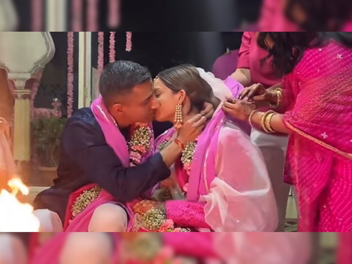 Bride Groom Kiss: मंडप पर ही रोमांटिक हो गए दूल्हा-दुल्हन, खुद को रोक नहीं पाए दोनों!