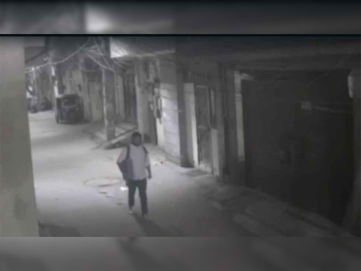 Shraddha Murder Case: CCTV फुटेज में बैग ले जाता दिखा आफताब, पुलिस को शक- इसमें श्रद्धा के शरीर के अंग