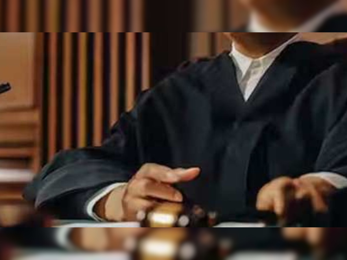 Lawyers wear black coats after this incident of 1327 Dress code of why do lawyers wear black