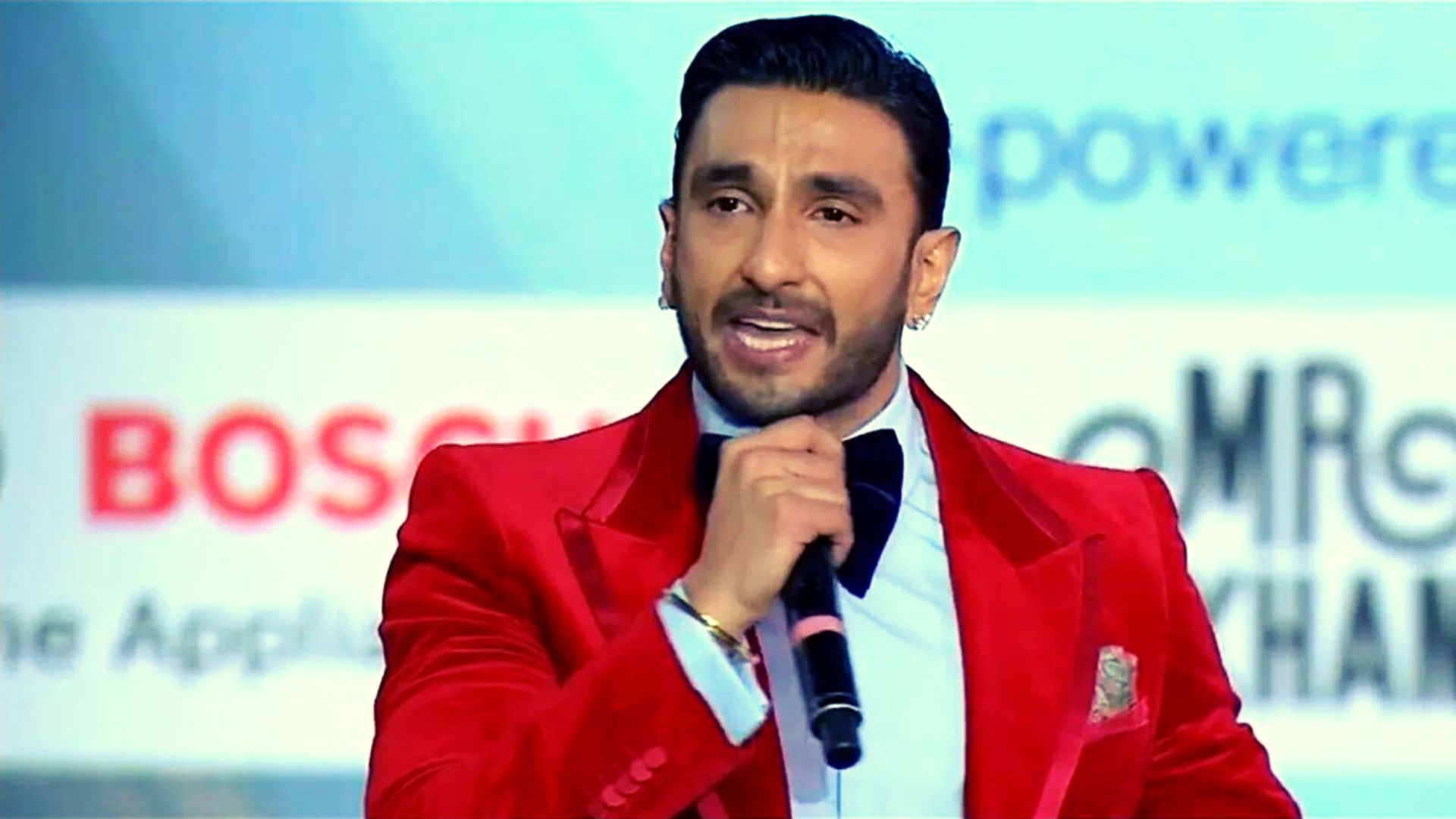 Ranveer Singh Emotional: अवॉर्ड लेते हुए रणवीर सिंह हुए इमोशनल, स्टेज पर बहाए आंसू