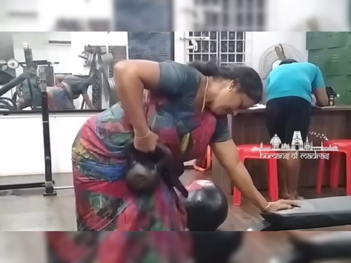 मेहनत की कोई उम्र नहीं! 56 साल की महिला साड़ी पहनकर जिम में बहाती है पसीना