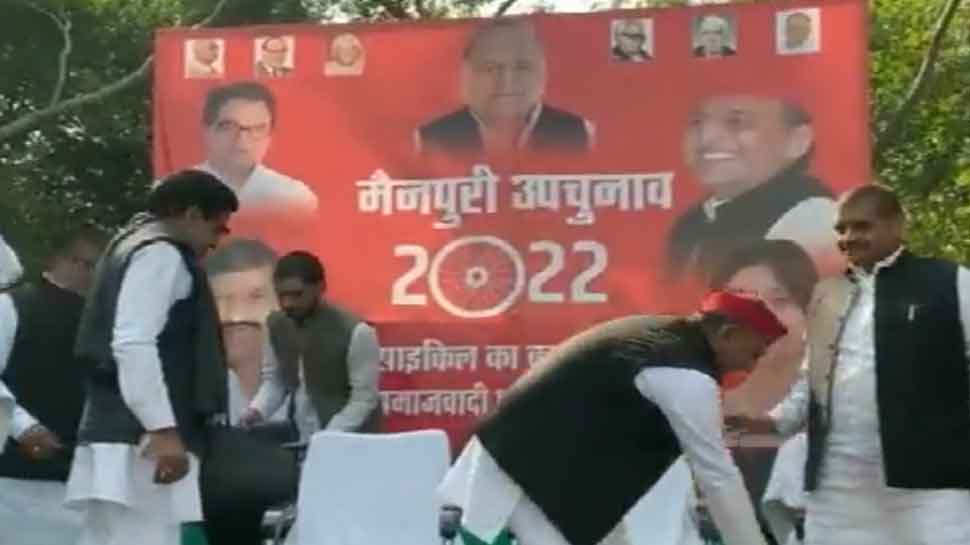 Video: मिट गई दूरियां! अखिलेश ने मंच पर शिवपाल के छुए पैर, बोले – ‘अब बीजेपी को घबराहट हो रही होगी’