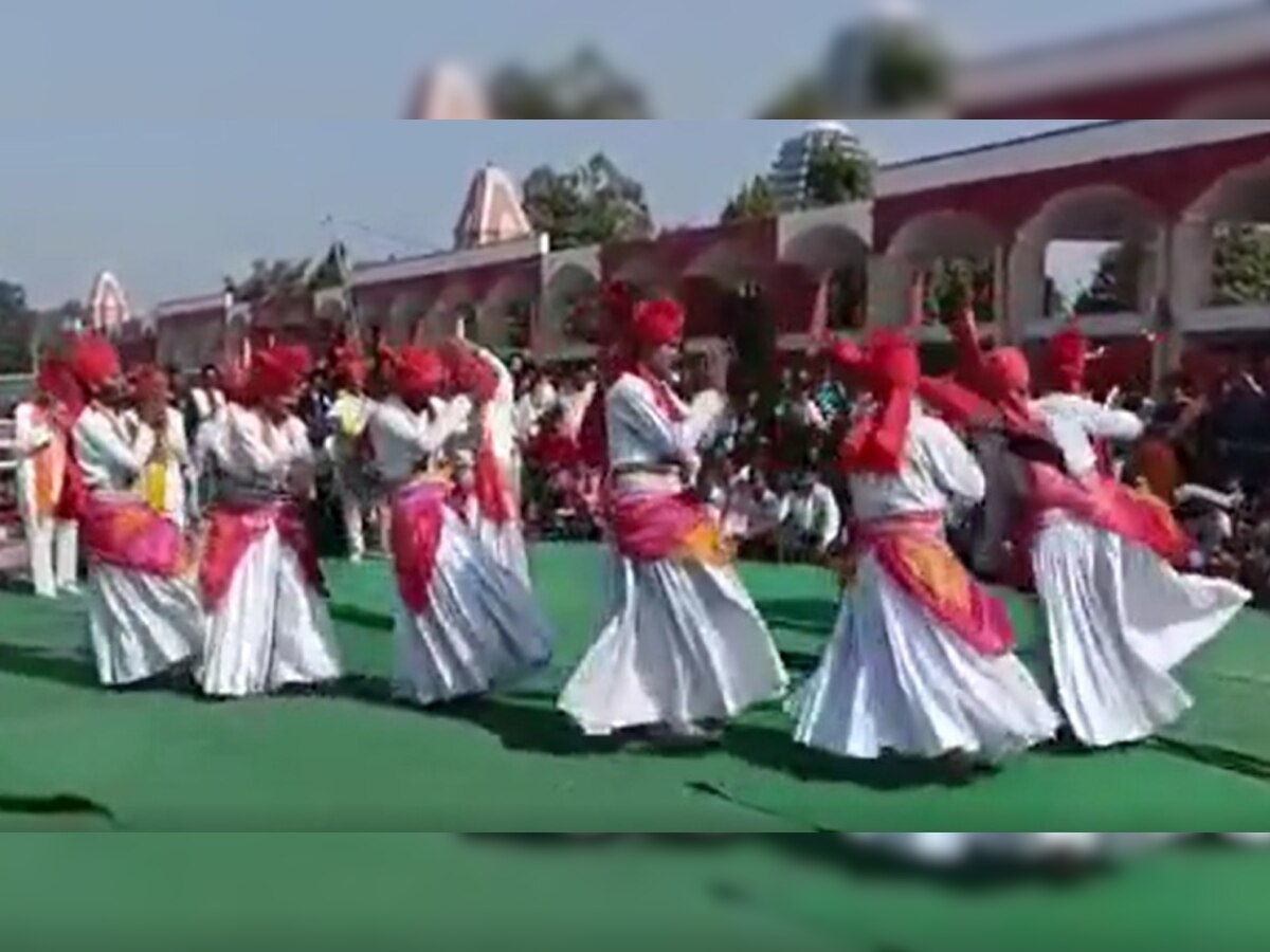 गीता महोत्सव में चार पीढ़ियों के कलाकार एक साथ डोगरी कुड़ नृत्य से पढ़ा रहे दर्शकों को संस्कृति का पाठ
