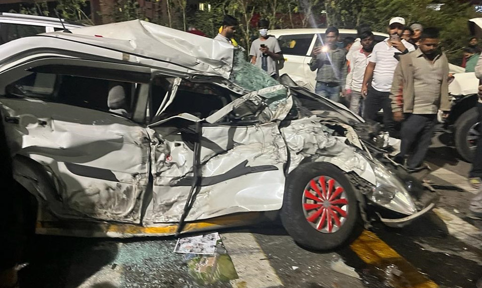 पुणे में बड़ा हादसा: एक दूसरे से टकराईं 48 गाड़ियां, पुल पर फेल हो गए थे ब्रेक पुणे में बड़ा हादसा: एक दूसरे से टकराईं 48 गाड़ियां, पुल पर फेल हो गए थे ब्रेक
