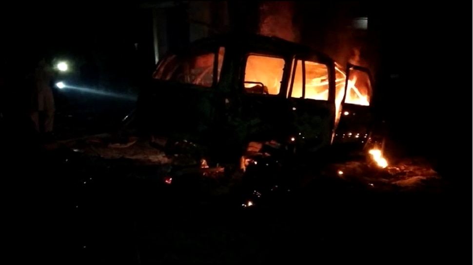 Road Accident In Bihar Scorpio collided with electric pole in Siwan ...