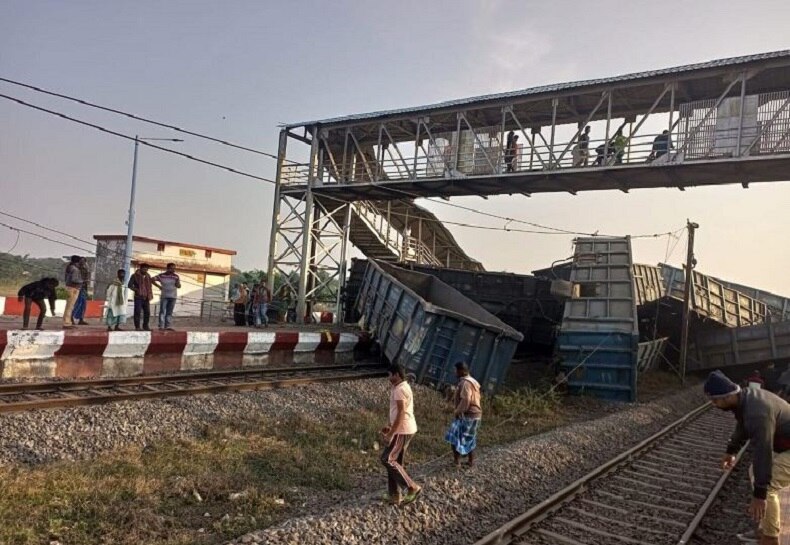 Train Accident: କୋରେଇରେ ତିନି ଜଣଙ୍କ ଉପରେ ଚଢିଗଲା ଟ୍ରେନ୍, ଦୁଃଖ ପ୍ରକାଶ କଲେ ମୁଖ୍ୟମନ୍ତ୍ରୀ
