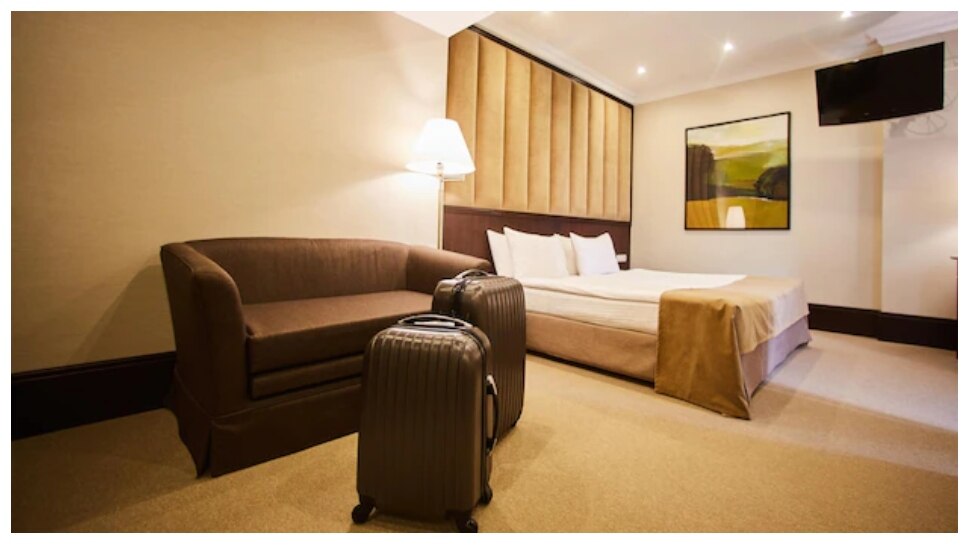 Hotel Check Out: होटल का रूम छोड़ने से पहले कर लें ये काम, वरना पछताते रह जाएंगे