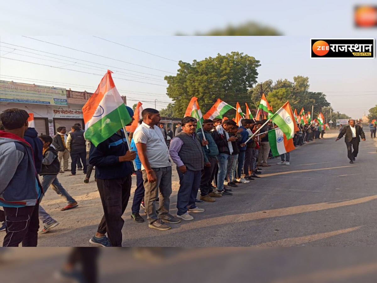 शहीद मुकेश कुमार की पार्थिव देह पहुंची लाडनूं, हाथ में तिरंगा लिए खड़े लोग 