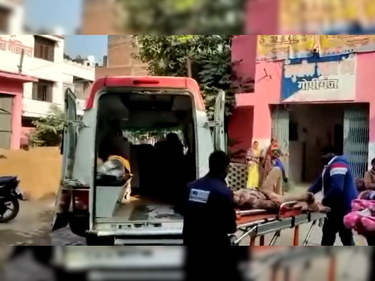 Bhadohi: टायर फटने से डिवाइडर से जा टकराई कार, 10 दर्शनार्थी गंभीर रूप से घायल