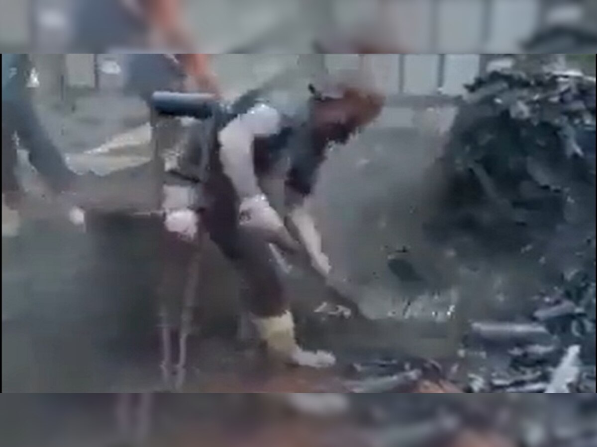 Viral Video: पैर नहीं है..बैशाखी के सहारे मजदूरी कर रहा शख्स, यह वीडियो जीवन का सबक सिखा देगा