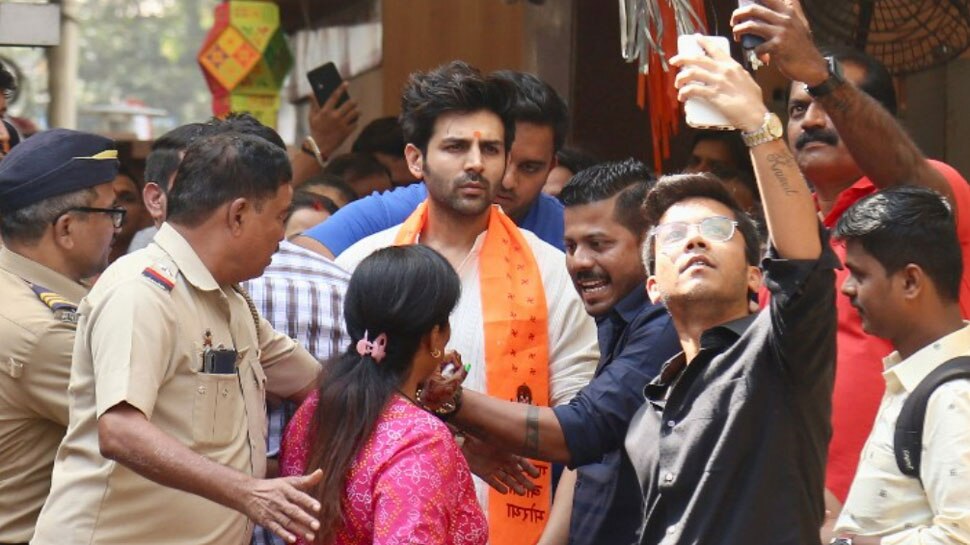 Kartik Aaryan: बर्थडे पर ट्रडिशनल लुक में दिखे कार्तिक, इन खास लोगों के साथ आशीर्वाद लेने पहुंचे सिद्धिविनायक मंदिर