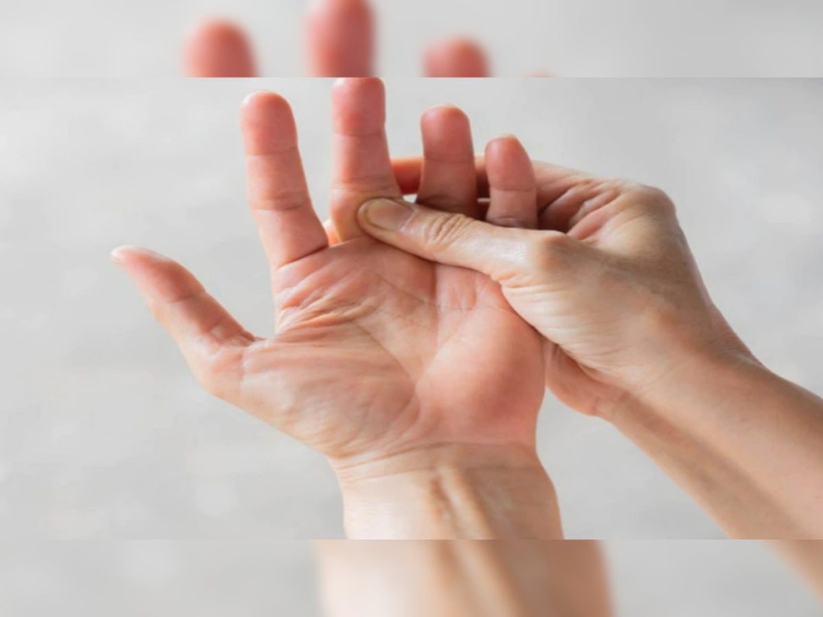 Palmistry: बहुत कुछ कहती है आपके हाथ की छोटी उंगली, देखकर ऐसे पहचानें अपनी पर्सनालिटी 