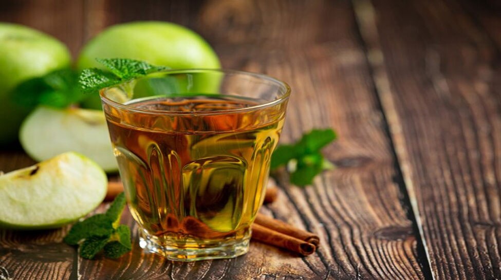 Apple Tea Benefits: एक सेब की चाय है कई बीमारियों का इलाज, सेवन करने के हैं इतने फायदे कि गिनते रह जाएंगे आप!