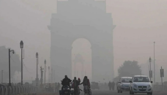 दिल्ली में न्यूनतम तापमान पर पहुंचा पारा, जानें आज हवा में प्रदूषण का स्तर