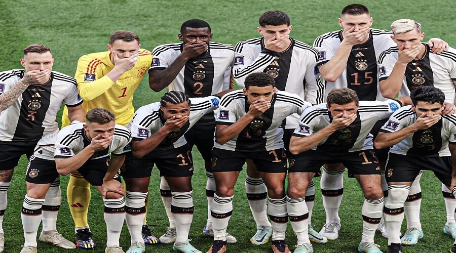FIFA 2022: मैदान पर उतरते ही जर्मनी के खिलाड़ियों ने ढक लिया अपना मुंह, वजह कर देगी हैरान