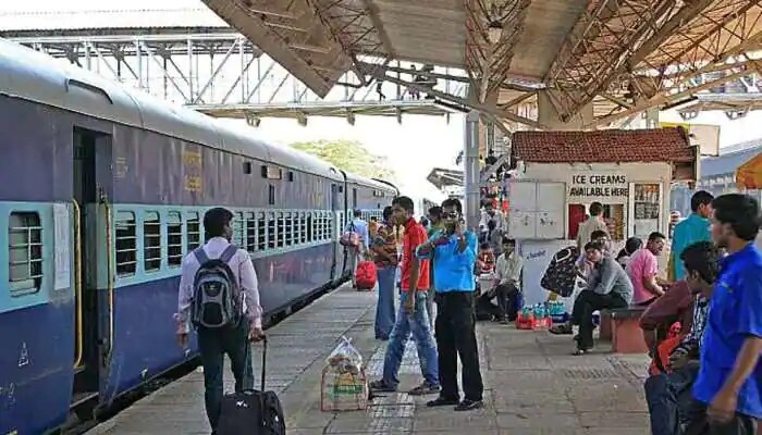 Indian Railways: रेलवे ने फिर बढ़ाई समस्याएं, दिसंबर में ये ट्रेनें रहेंगी रद्द; प्लानिंग से पहले देखें लिस्ट
