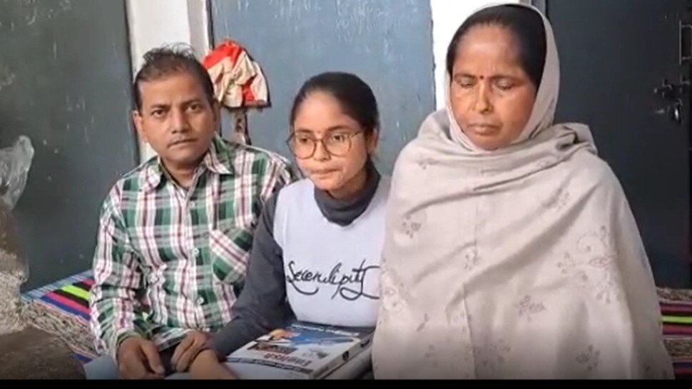 30 हजार रुपये न होने के चलते टूटे होनहार के अरमान, 12वीं की जिला टॉपर नहीं ले सकी डीयू में एडमिशन