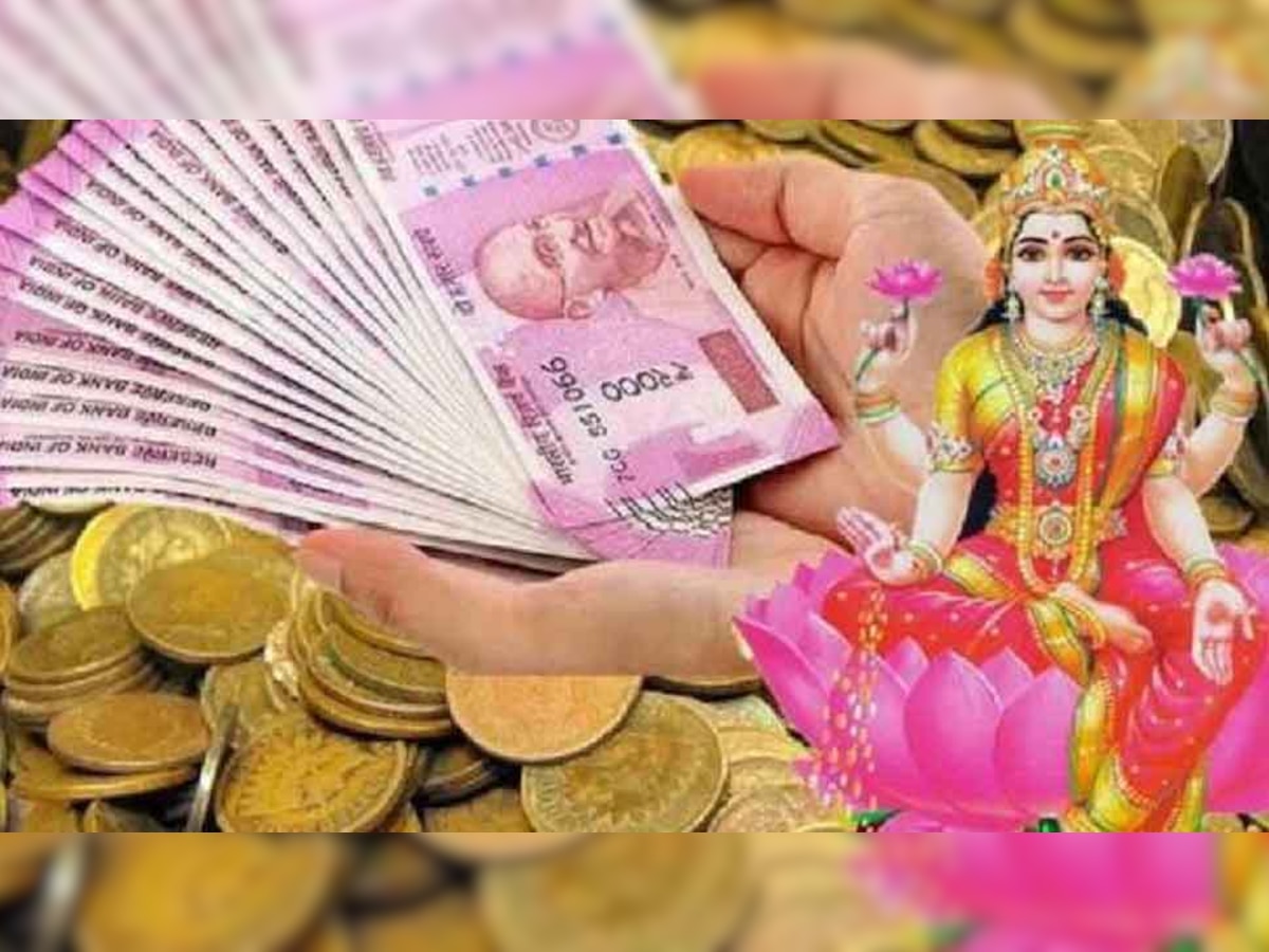 Tips for Money: आपके पर्स में अगर रखी हैं इनमें से कोई एक चीज, तो आप पर सदा बनी रहेगी मां लक्ष्मी की कृपा