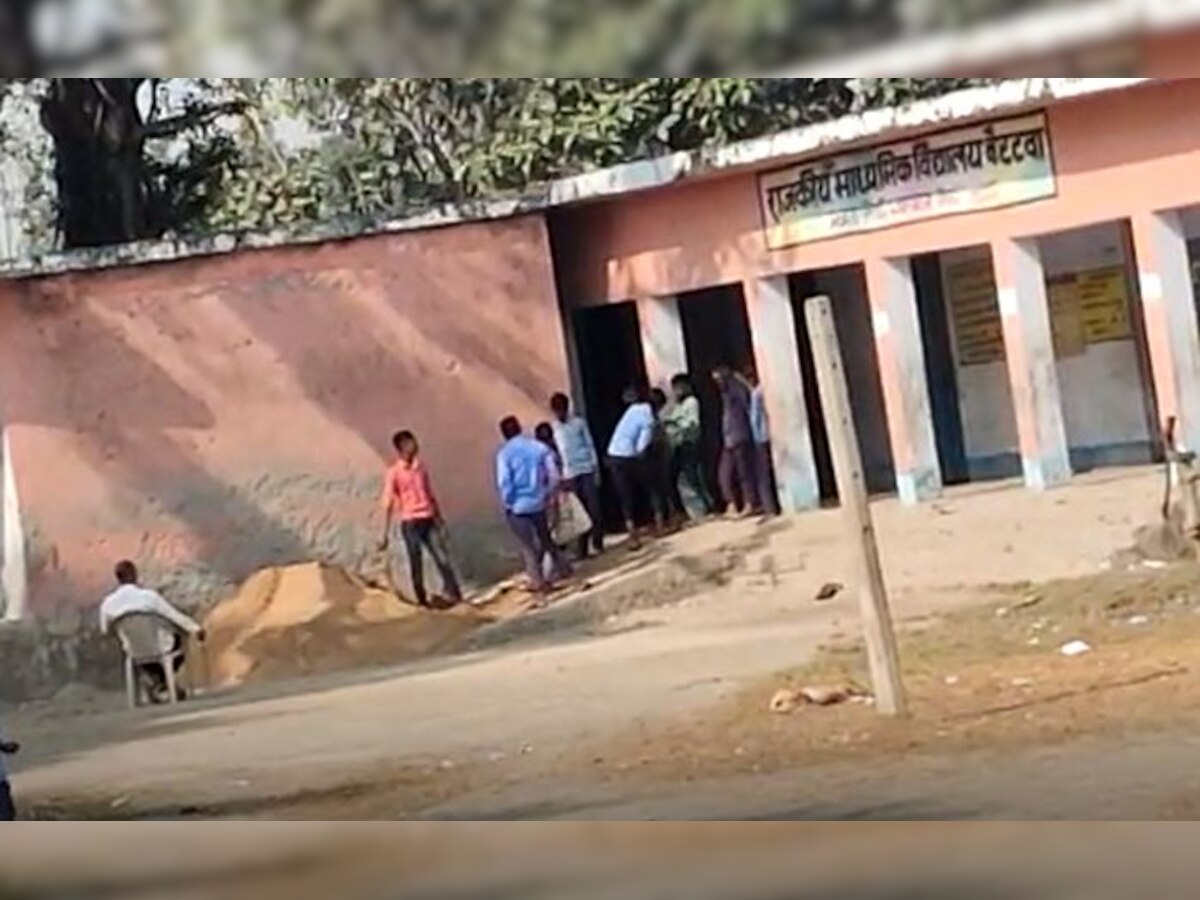 विडंबनाः स्कूल में बालू ढोते नजर आए छात्र, बाल मजदूरी के वायरल वीडियो से हड़कंप