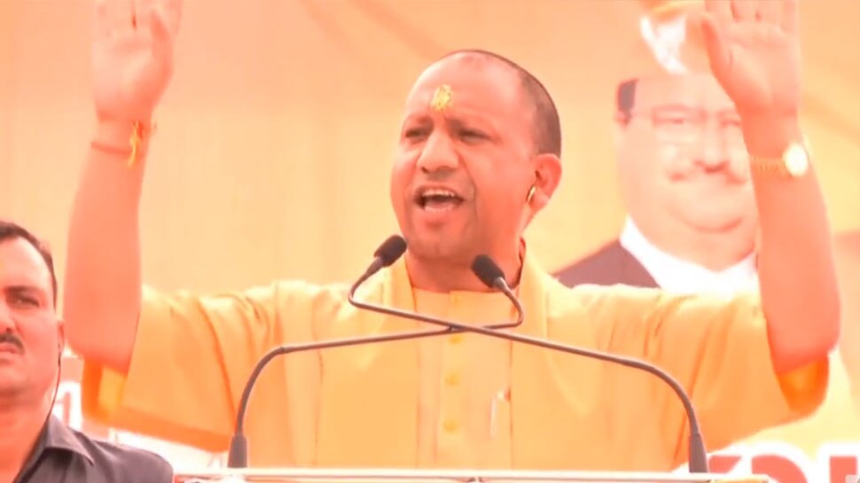 Gujarat Election 2022: 'आतंकवाद का सच्चा हितैषी दिल्ली से आया...', CM योगी का बड़ा हमला; केजरीवाल ने दिया जवाब
