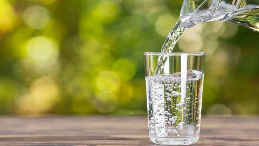 Drinking Water: ସକାଳେ ବ୍ରଶ ନକରି ପାଣି ପିଇବା ସ୍ୱାସ୍ଥ୍ୟ ପାଇଁ ଲାଭଦାୟକ କି? ଜାଣନ୍ତୁ କ'ଣ କହୁଛି ରିପୋର୍ଟ