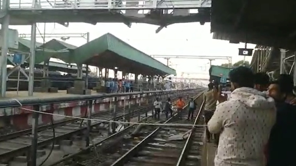 महाराष्ट्र में दर्दनाक हादसा: रेलवे का फुट ओवरब्रिज गिरा, हाई वोल्टेज तार से टकराए लोग