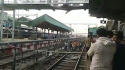 महाराष्ट्र में दर्दनाक हादसा: रेलवे का ओवरब्रिज गिरा, हाई वोल्टेज तार से टकराए लोग